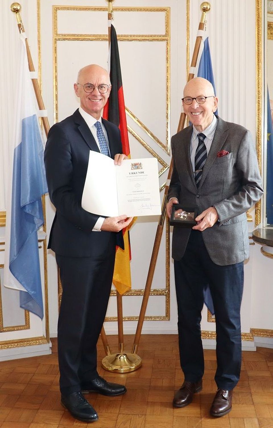 Regierungspräsident Walter Jonas hatte Joachim Merk Anfang Oktober das Steckkreuz für besondere Verdienste um das Rote Kreuz verliehen. Foto: Saskia Stühlinger-Weinhändler