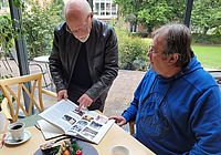 Schwelgen in Erinnerungen: Kurz vor seinem Wechsel in den Ruhestand erzählte Gottfried Franz (rechts) unserem ehemaligen Mitarbeiter Herbert Ehrl, Autor dieses Geschichte, aus seiner an vielen Erlebnissen reichen Rot-Kreuz-Geschichte.