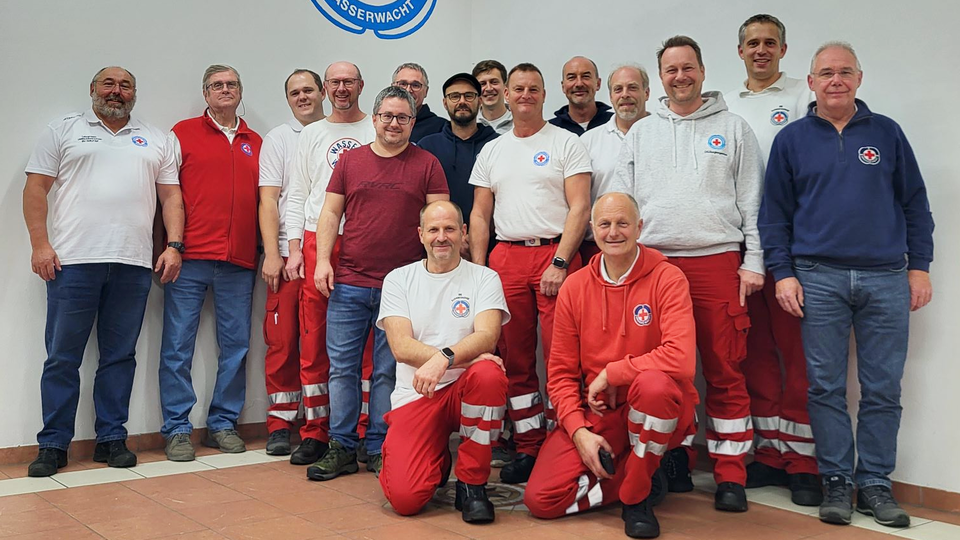 Zu sehen sind die 13 Lehrgangsteilnehmer des Lehrgangs Ausbilder Helferführerschein