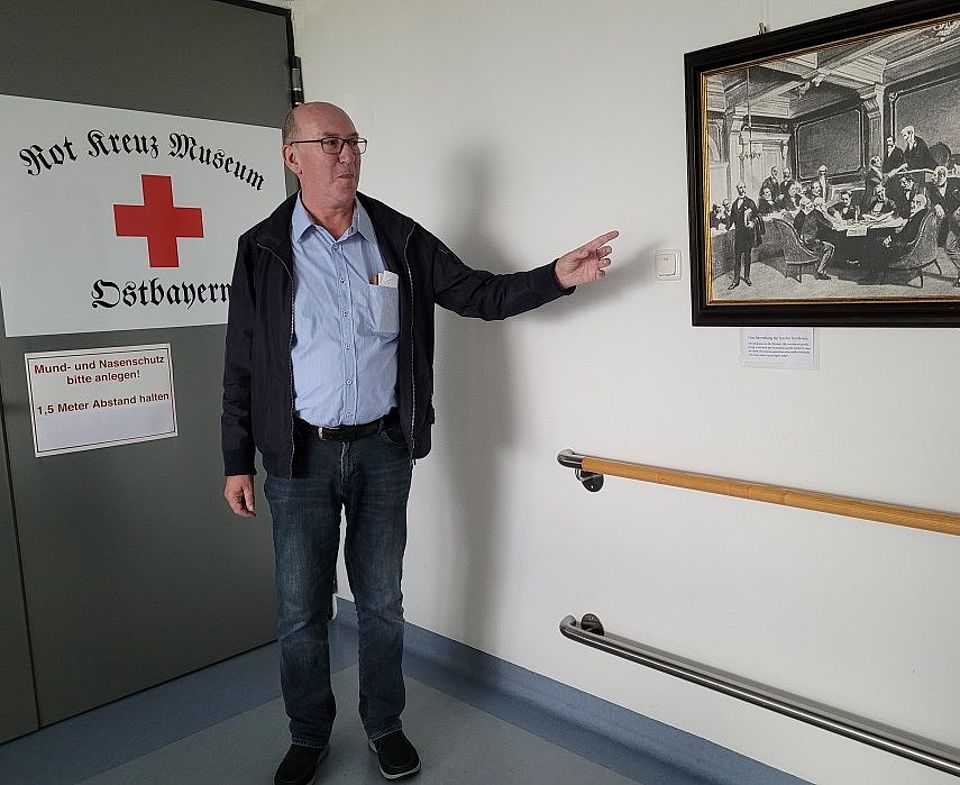 Gerhard Hofbauer hat viel Herzblut in seinen Museums-Traum gesteckt - und lässt nicht nach in seinem Eifer, Ostbayerns Rot-Kreuz-Geschichte zu dokumentieren. Foto: Herbert Ehrl