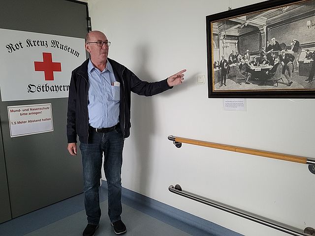 Gerhard Hofbauer hat viel Herzblut in seinen Museums-Traum gesteckt - und lässt nicht nach in seinem Eifer, Ostbayerns Rot-Kreuz-Geschichte zu dokumentieren. Foto: Herbert Ehrl