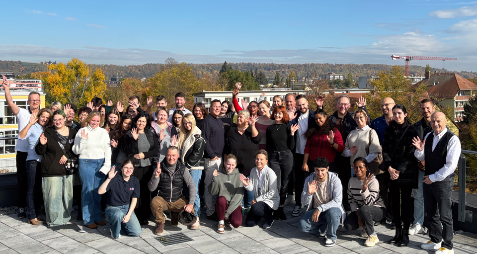Azubi-Tag 2025 Gruppenfoto mit den 35 neuen Auszubildenden des BRK Bezirksverbands Niederbayern/Oberpfalz für das Jahr 2025. Zusammen mit Bezirksvorsitzenden Hans Rampf, den stellvertretender Bezirksgeschäftsführer Dieter Hauenstein sowie Heimleitungen, Praxisanleiter und Mitarbeitender des BRK-Bezirksverbands Niederbayern/Oberpfalz.
