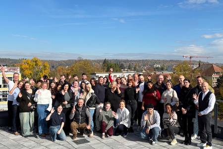 Gruppenfoto mit den 35 neuen Auszubildenden des BRK Bezirksverbands Niederbayern/Oberpfalz für das Jahr 2025. Zusammen mit Bezirksvorsitzenden Hans Rampf, den stellvertretender Bezirksgeschäftsführer Dieter Hauenstein sowie Heimleitungen, Praxisanleiter und Mitarbeitender des BRK-Bezirksverbands Niederbayern/Oberpfalz.