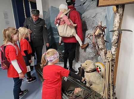 JRK-Profi Konrad Betz gab den jungen Aktiven aus Trausnitz an den einzelnen Museumsstationen viele kindgerechte Impulse. Foto: Herbert Ehrl