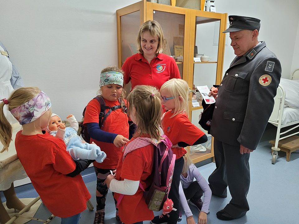 An einem Nachmittag im September reiste Renate Schönberger mit ihrer jüngsten JRK-Gruppe aus Trausnitz zu einer Erkundungstour durch das Museum in Nabburg an. Foto: Herbert Ehrl
